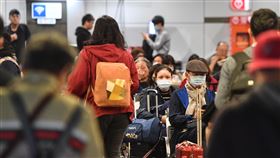 春節返鄉　民眾戴口罩等高鐵農曆春節連假即將到來，22日返鄉人潮開始出現，武漢肺炎防疫備受考驗，高鐵站內不少民眾戴著口罩等待搭車回家過年。中央社記者林俊耀攝　109年1月22日