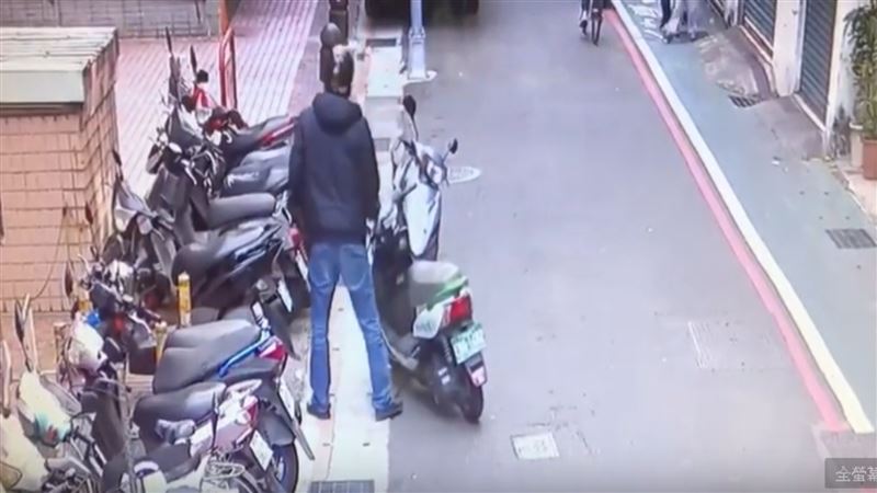 共享機車丟路邊　缺德男停車奧步曝光