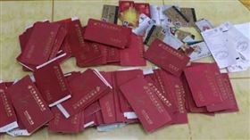 中國一名女子一日在家中找到一個盒子，打開一看發現裡面全是存摺，且多達150本，讓她以為家裡其實很富有；趕緊詢問後，爸爸才坦承這些存摺「都是別人的」，也曝光為什麼會收這麼多本存摺的原因，讓一旁的女兒聽了相當感動。（圖／翻攝自江蘇新聞）