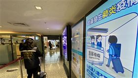 防範武漢肺炎疫情　桃機春節加強邊境管制中國武漢肺炎疫情持續擴大，目前武漢直飛桃園機場班機一週約5架次，旅客約為千人上下，國境各單位春節不敢鬆懈，並進行登機檢疫。中央社記者邱俊欽桃園機場攝　109年1月20日