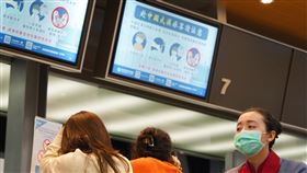 武漢肺炎擴散　機場地勤戴口罩自保武漢肺炎疫情擴散，交通部觀光局22日發函即日起停止旅行業出團湖北旅遊，也停止接團。台北松山機場準備前往武漢的華信航空報到櫃檯播放防疫資訊，地勤人員也戴上口罩自保。中央社記者徐肇昌攝　109年1月22日