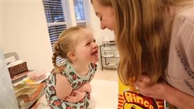 美國妹妹Jane試吃台灣零食/她的反應超好笑！/翻攝自莫彩曦&Adam YouTube