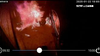 畫面曝光！男載汽油桶撞工廠燒成火球