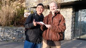 布拉格動物園的保育員台北市立動物園園長金仕謙（左）與在布拉格動物園工作了22年的保育員布蘭德爾（右）相見歡，未來他將負責穿山甲的飼育工作。中央社記者林育立布拉格攝 109年1月22日