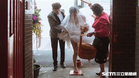新娘過火爐！婚紗裙掀到大腿根部　露「美白小腿」險洩春光 圖／蔡小姐授權提供