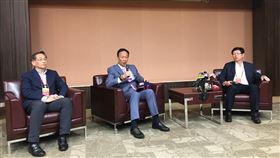 郭台銘：若台幹9成不回中國 鴻海生產沒影響鴻海創辦人郭台銘（中）22日表示，武漢肺炎疫情應該是有驚無險，集團有經驗有應變能力，若台幹9成不回去中國大陸，生產可以運作，不會有斷料缺料問題。中央社記者鍾榮峰攝 109年1月22日