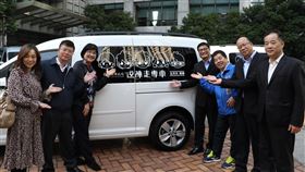 五月天低調捐10輛行動專車　造福新北偏鄉長者為讓新北市偏區長者能有便利交通的環境，市府推動「鬥陣走專車」由公所運用，樂團五月天低調捐出演唱會所得，委託相信音樂代表樂捐10輛專車，22日交車。（社會局提供）中央社記者黃旭昇新北傳真　109年1月22日