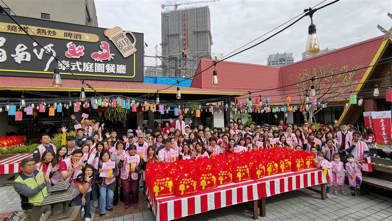 老五老基金會送年菜　伴獨居長輩過年