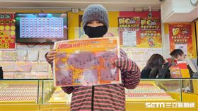 ▲台彩2000萬超級紅包刮刮樂，彩券行，刮刮樂。（圖／記者林辰彥攝影）