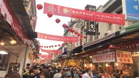 迪化街年貨大街華麗轉身不再是年禍（1）迪化街年貨大街盡力改進攤商品質，讓百年老街不再背負「年禍大街」惡名，希望讓感受年味的民眾逛得自在舒服。中央社記者陳怡璇攝　109年1月23日