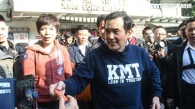 前總統馬英九前往興隆市場拜年發春聯紅包。 圖／記者林敬旻攝