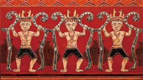 王清霜創作勇士　原民題材融入生活1922年出生的王清霜，一生沉浸在天然漆的世界裡，也是台灣漆歷史發展的見證人。王清霜2019年的新作「勇士」（圖）以原住民勇士為題材，期望能夠幫助平地的原住民朋友改善經濟環境，並將工藝融入生活。（台灣工藝研究發展中心提供）中央社記者鄭景雯傳真　109年1月23日