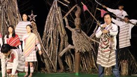 太魯閣山月村　鄭明岡照顧部落猶如大家長太魯閣布洛灣山月村號稱「村長」的負責人鄭明岡（前右）並非原住民，但每晚均安排原住民晚會節目與遊客同歡，參與表演者都是山月村的員工及員工子女，鄭明岡也帶頭表演，像是大家庭般融洽溫暖。中央社記者李先鳳攝　109年1月23日