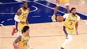 ▲『詹眉連線』！四分衛式長傳灌籃。（圖／翻攝自湖人推特）