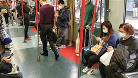 港人健康意識高　嚴防武漢肺炎隨著香港出現兩宗武漢肺炎高度疑似個案，曾歷經SARS衝擊的港人猶如驚弓之鳥，紛紛預作防疫。圖為23日上午東鐵車廂內大部分乘客戴上醫用口罩。中央社記者張謙香港攝　109年1月23日
