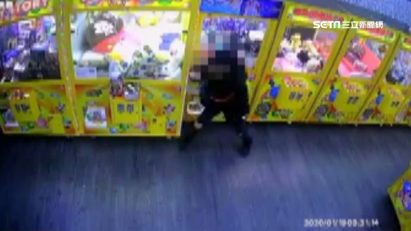 不夠用力再撞一次！男衝撞娃娃機行竊