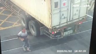 驚！貨櫃車卡鐵軌　普悠瑪急煞險撞上