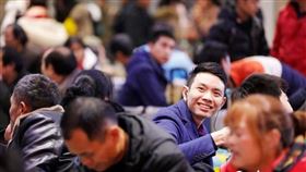 武漢各大車站21日才迎來返程客流高峰，未料23日宣布封城。（圖／翻攝自人民網）