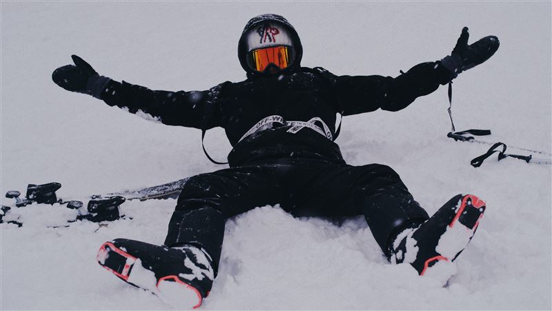 男星滑雪受困山中　冰天雪地急求救
