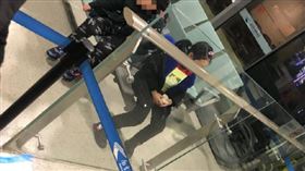 「兒女發燒」硬要上機！中國父母鬧場後…小孩丟機場自己飛（圖／翻攝自微博）