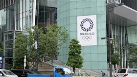 砸大錢辦奧運　日本盼走出經濟停滯日本經濟成長遲緩，社會面臨高齡少子化，希望明年舉辦奧運帶動景氣。圖為東京虎之門地區建築的東奧宣傳看板。中央社記者廖漢原東京攝　108年7月24日
