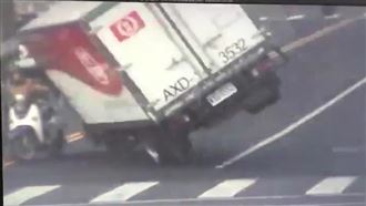 台中貨車過彎2輪騰空　撞5車釀5傷