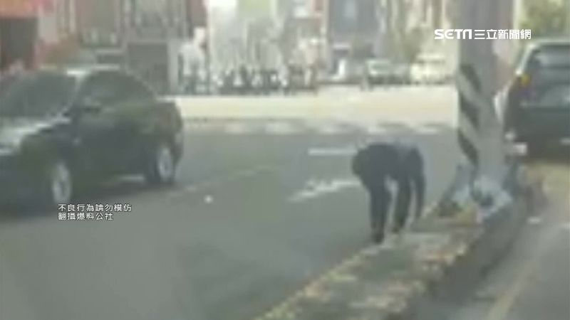 男快車道停車「學狗爬」　恐吃2罰單