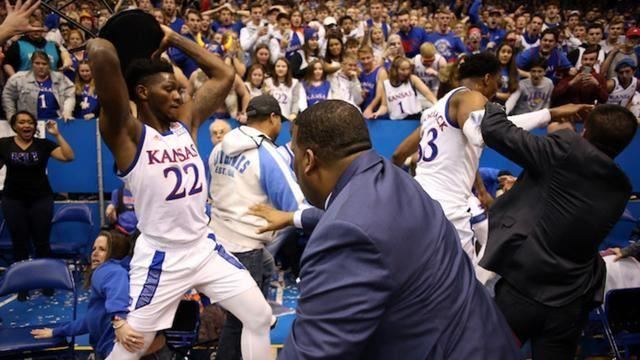 NCAA／火爆大亂鬥　球員舉板凳…