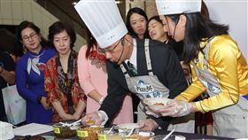 徐國勇挑戰緬甸平民美食（1）農曆春節，內政部長徐國勇（前右2）在來自緬甸的新住民張麗英（前右）協助下，挑戰製作緬甸平民美食涼麵和涼拌茶葉，動手做異國料理。中央社記者張皓安攝　109年1月24日