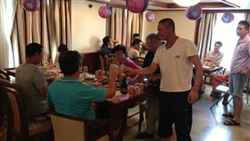 出海人過年　海鮮圍爐難得輕鬆與同事們一同海鮮圍爐，就是出海人最具年味的慶祝方式，也是出海人難得可以放鬆心情的一刻。（慧洋KY提供）中央社記者潘羿菁傳真  109年1月24日