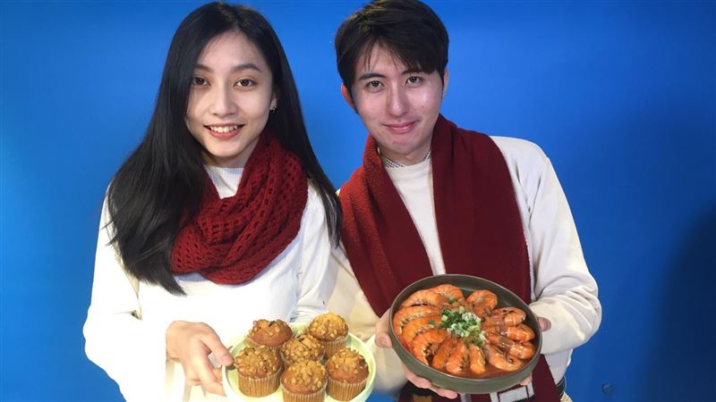 戀愛了！博恩秀爆紅　正妹老師上年菜