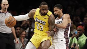 ▲詹姆斯（LeBron James）27分12籃板10助攻，本季第10次「大三元」。（圖／美聯社／達志影像）