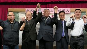 紐約中華公所新任主席　于金山當選紐約中華公所23日改選主席，紐約中華總商會董事長于金山（左2）當選後，和現任主席伍銳賢（中）與候選人鄭石（右2）等人高舉雙手合影。中央社記者尹俊傑紐約攝　109年1月24日