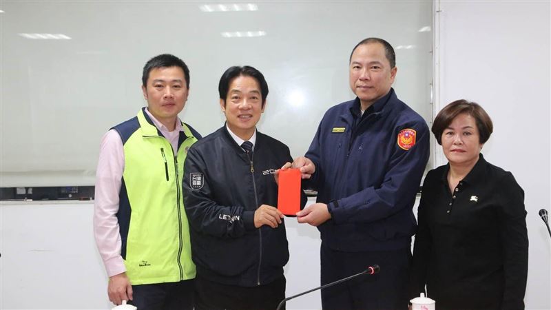 慰勞員警　賴清德至金山分局發紅包