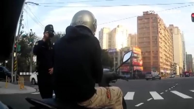 等紅燈專心滑手機　警走近拍照都不知