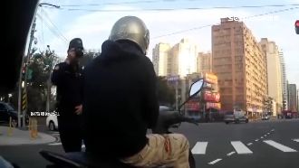 等紅燈專心滑手機　警走近拍照都不知