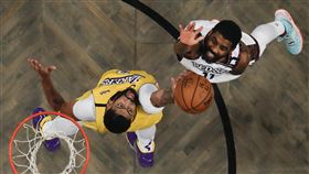 ▲戴維斯（Anthony Davis）賞厄文（Kyrie Irving）一鍋。（圖／美聯社／達志影像）