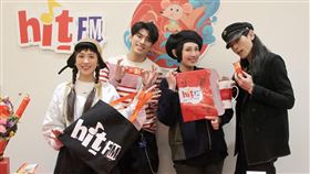 魏如萱(右二)跟魏如昀(佐二)，以及「林氏兄弟」林頤原(右一)和林哲熹(左二)一同路至除夕過年特別節目/HitFm提供