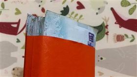 老闆發年終　千元鈔「塞滿」紅包袋！網驚：這包至少12萬。（圖／翻攝自爆廢公社2館）