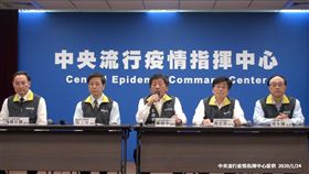 圖說：中央流行疫情指揮中心今（24）日宣布確診兩例境外移入個案，陳時中指揮官說明所有湖北團已停止活動，並安排離境。

左起為陸委會蔡志儒處長、傳染病防治醫療網張上淳指揮官、指揮中心陳時中指揮官、指揮中心周志浩執行官、交通部觀光局周永暉局長，武漢肺炎（圖／中央流行疫情指揮中心提供）