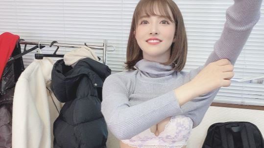 三上悠亞更衣被拍　上衣掀起雪乳炸出