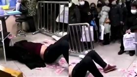 撒錢,武漢肺炎,封城,醫院,治療,床位,脫序,不適,IG,Instagram,地板,　圖／翻攝自IG