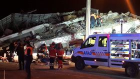 土耳其東部艾拉齊省今晚發生規模6.5地震。據初步報告，地震已造成6人死亡，10多人受傷。電視畫面顯示，看起來像是住宅區內的許多建物嚴重倒塌。（圖／翻攝自Burak93020343 Twitter）