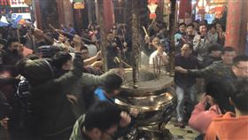 大甲鎮瀾宮搶頭香  眾人爭先恐後24日是除夕夜，台中市大甲鎮瀾宮於晚上11時開廟門，為了搶頭香，許多人在廟門口一等廟門開，爭先恐後衝向香爐。中央社記者郝雪卿攝   109年1月24日