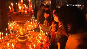 台北大龍峒保安宮,點香,拜拜,祭拜,廟宇,插香,香爐,虔誠,神明,供品