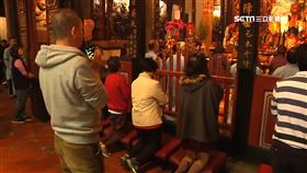 台北大龍峒保安宮,點香,拜拜,祭拜,廟宇,插香,香爐,虔誠,神明,供品