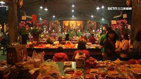 台北大龍峒保安宮,點香,拜拜,祭拜,廟宇,插香,香爐,虔誠,神明,供品