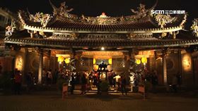 台北大龍峒保安宮,點香,拜拜,祭拜,廟宇,插香,香爐,虔誠,神明,供品