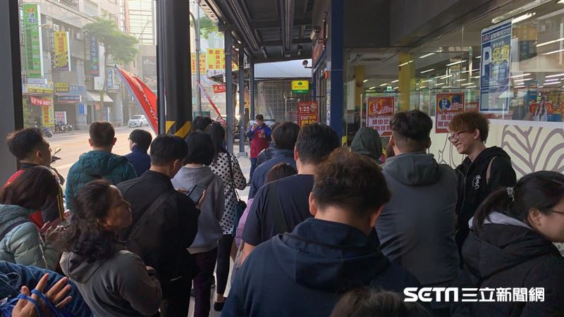 搶全聯福箱拚瑪莎拉蒂　凌晨就來卡位