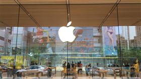蘋果傳前3季每季推新品 5G版iPhone受矚市場預期蘋果（Apple）前3季每季將推出新品，其中以iPhone SE2和5G版iPhone備受矚目。圖為蘋果台灣台北直營店。中央社記者鍾榮峰攝 109年1月25日